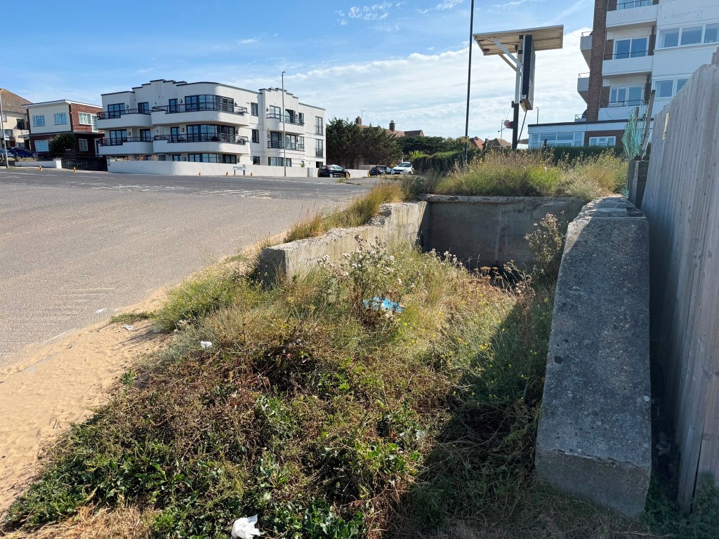 Lot: 125 - PLOT WITH POTENTIAL CLOSE TO BEACH AND SEAFRONT - View of the site towards Palm Bay Avenue